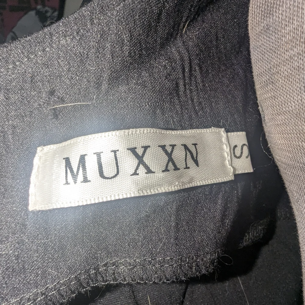 MUXXN 1950s Vintage Style Elegant Black Off-Shoulder Dress Gothabilly - Picture 7 of 8